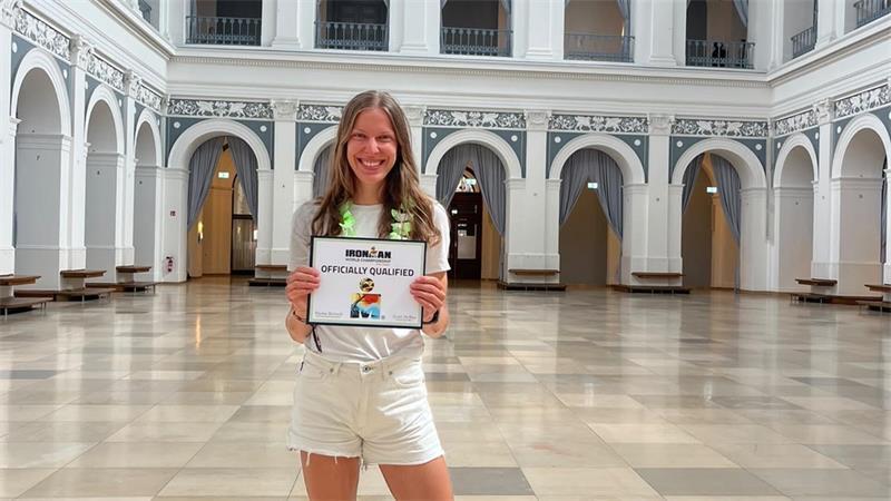 Louisa Pranger zeigt stolz ihr Hawaii-Ticket.
