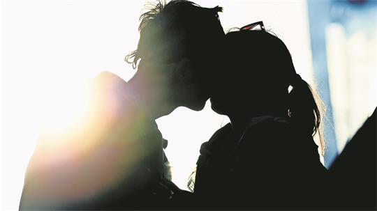 Loverboys spielen ihren Opfern Liebe vor, um sie in die Prostitution zu zwingen.