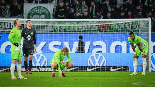 Lovro Majer (M) von Wolfsburg jubelt nach seinem per Elfmeter erzielten 2:2-Ausgleich.