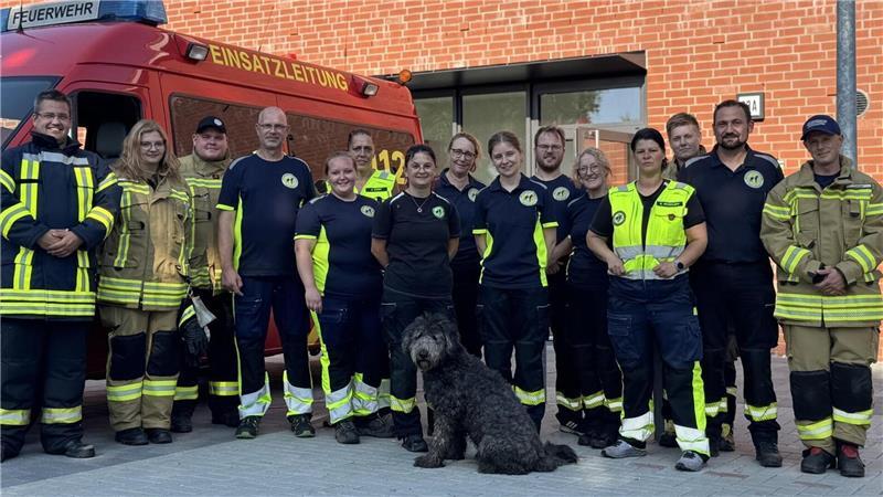 Loxstedts Gemeindebrandmeister Florian Schmedes (links) koordinierte den Einsatz von rund 300 Einsatzkräften. Hier dankt er mit den Kameraden der Ortsfeuerwehr Donnern der Rettungshundestaffel Cuxland für die Unterstützung bei der erfolgreichen Personensuche.