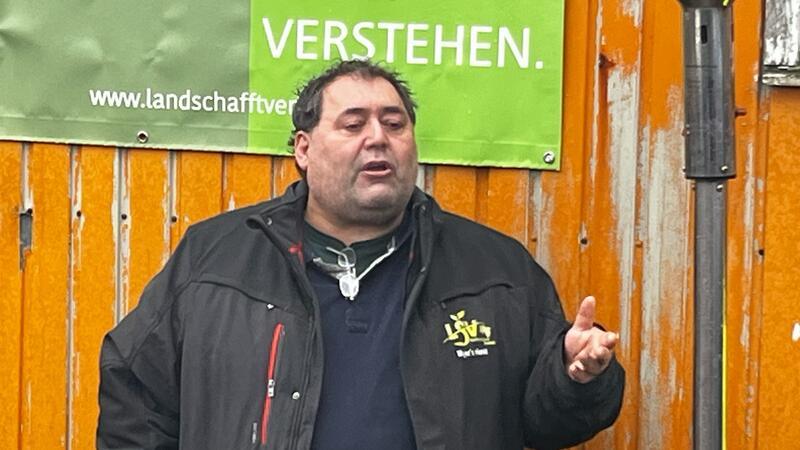 Stader Protestcamp: Was Landwirte und SPD-Politiker an der Feuertonne besprechen LsV-Sprecher Horst Meyer auf dem Platz Am Sande.