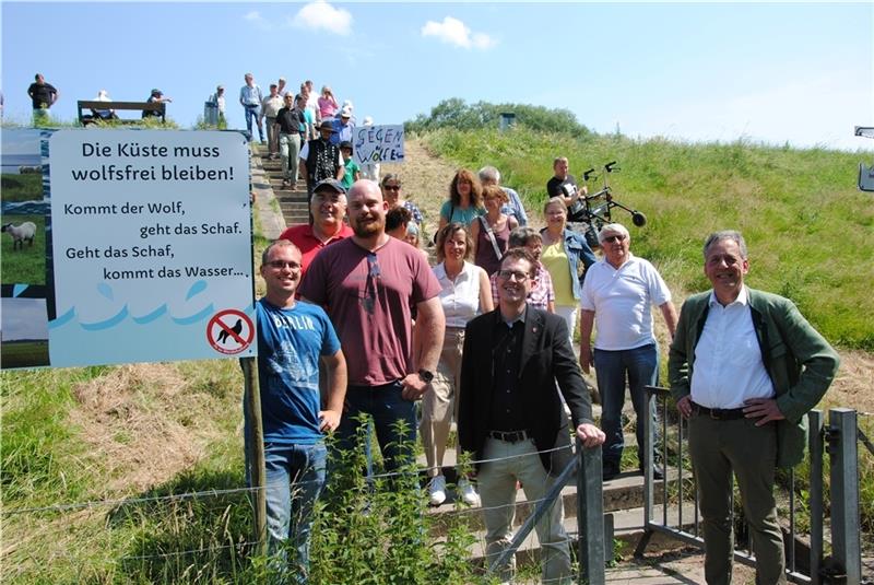 LsV-Sprecher Sören Baumgarten (links) begrüßte über 50 engagierte Bürger zum Aktionstag Wolf auf dem Elbdeich im Alten Land. Foto: Stief