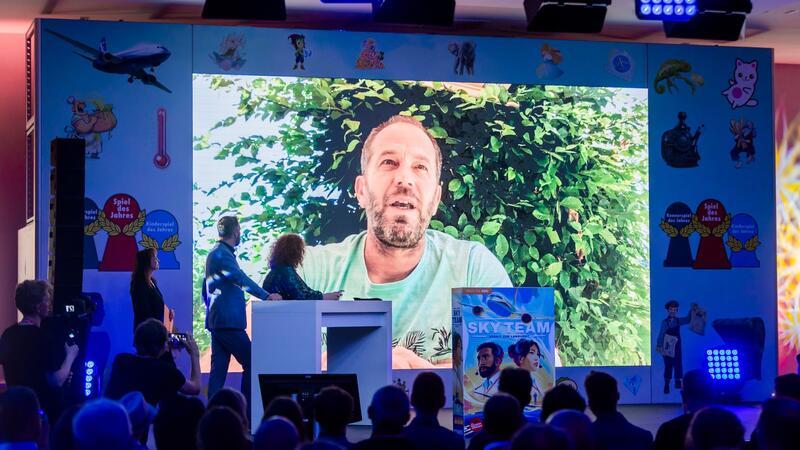 Gemeinsam zum Erfolg: „Sky Team“ ist „Spiel des Jahres 2024“ Luc Rémond, Autor des ausgezeichneten Spiels „Sky Team“, war bei der Preisverleihung verhindert.