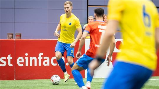 Luca Dammann (links) traf gegen D/A II beim Stader Hallenzauber nur das Aluminium.