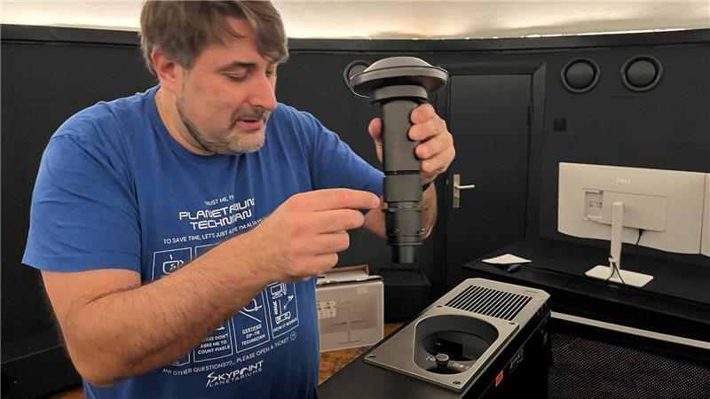 Neues Planetarium: Im Alten Land reisen Besucher durch die Galaxis Luca Donato installiert die neue Beamer-Technik des Skypoint Planetariums, allein die Fischaugenlinse in seiner Hand kostet 30.000 Euro.