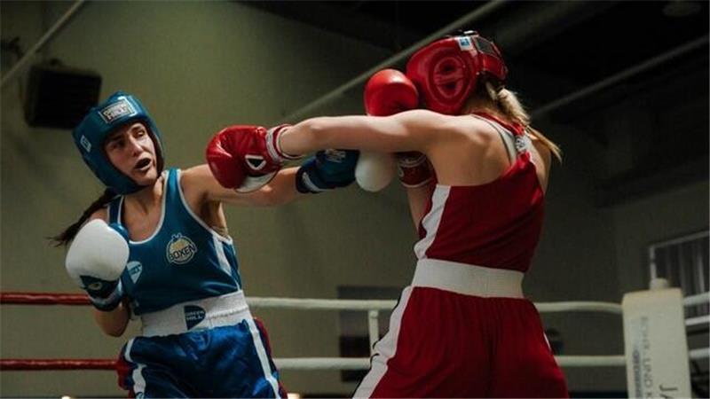 Luca Köhler (links) setzte ihre Gegnerin derart unter Druck, dass der Kampf vorzeitig abgebrochen wurde.