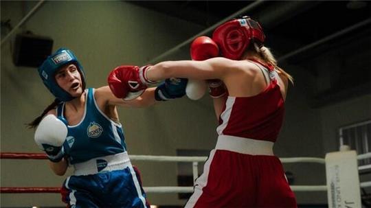 Luca Köhler (links) setzte ihre Gegnerin derart unter Druck, dass der Kampf vorzeitig abgebrochen wurde.