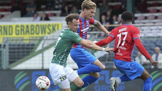 Luca Menke (Mitte) spielt in seiner alten Heimat. Er jubelt nicht nach seinem Treffer zum 2:1 für D/A.
