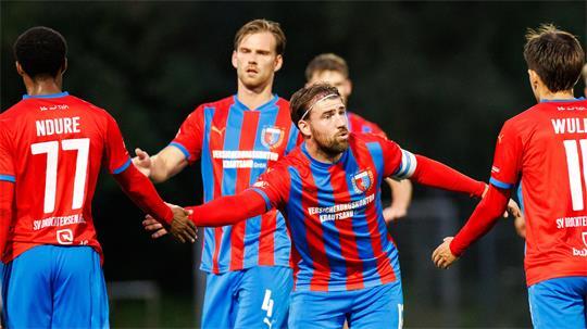 Luca Menke (Zweiter von links) und Nico von der Reith (vorne Mitte) stabilisieren die Abwehrkette immer besser.