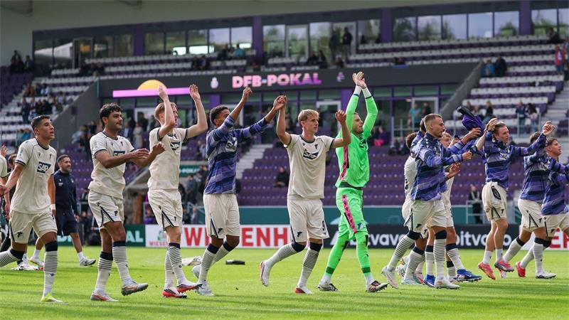 Luca Philipp (M) wird wie in der ersten Pokalrunde in Aue auch in Kiel im TSG-Tor stehen. (Archivbild)