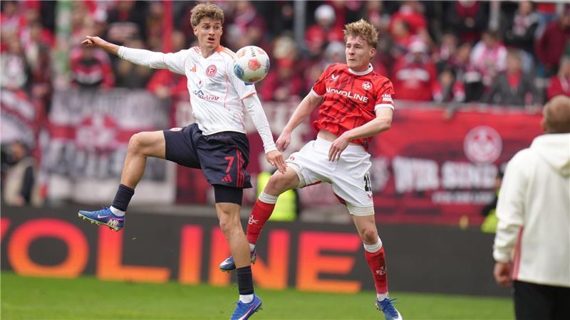 Luca Raimund (Fortuna Düsseldorf,l.) und Mika Haas (1. FC Kaiserslautern) kämpfen um den Ball.