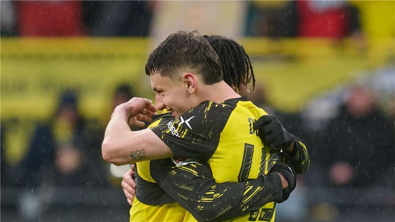 Luca Reggiani (r) freut sich mit Carney Chukwuemeka über seinen Treffer für den BVB.
