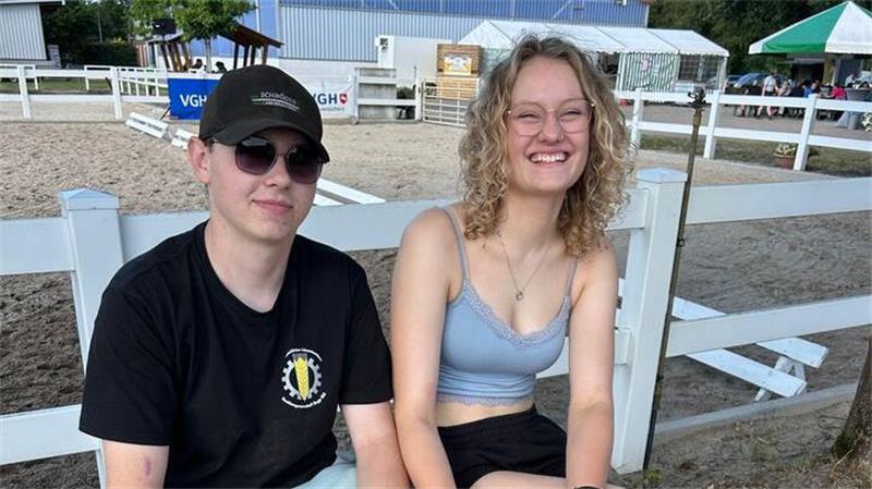 Alle packen an: Wie Bokel das Reitturnier als großes Dorffest feiert Luca Schmidt und Lynna Mattes kamen zum Zugucken.