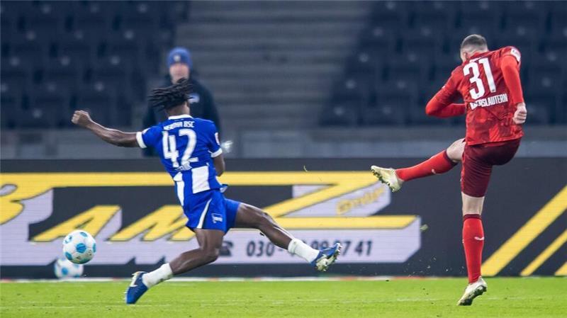 Lautern springt auf Platz zwei - Fiéls Hertha-Job wackelt Luca Sirch traf sehenswert zum 1:0 für Kaiserslautern.