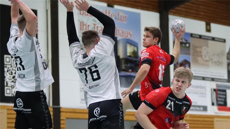 Heimpleite: SV Beckdorf steht jetzt auf einem Abstiegsplatz Luca Weiß (beim Wurf) mit fünf und Niklas Kortstegge mit vier Toren gehörten für den SV Beckdorf zu den erfolgreichsten Schützen.