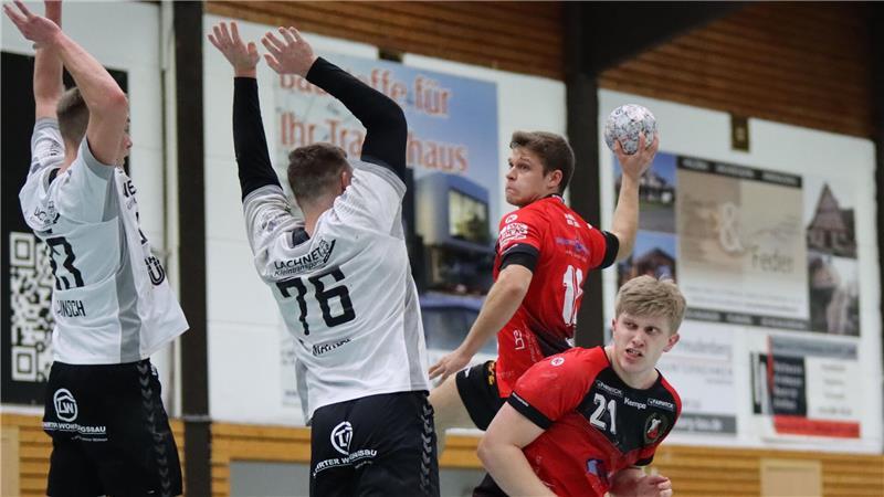 SV Beckdorf kann mit Niederlage im letzten Saisonspiel gut leben Luca Weiß (links) erzielt fünf und Niklas Kortstegge drei Tore gegen Oldenburg.