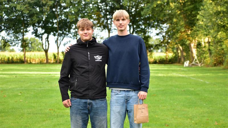 Faustballdorf im Ausnahmezustand: Ganz Essel packt für das Highlight an Lucas Sievers (links) und Tim Schomacker helfen mit und spielen in der U18 bei der Heimmeisterschaft mit.