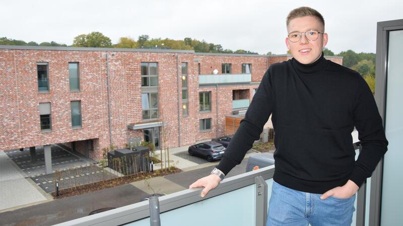 Mieter erzählen: So lebt es sich im Baugebiet Giselbertstraße Lucas Wientzen auf dem Balkon seiner Wohnung an der Winfried-Ziemann-Straße.