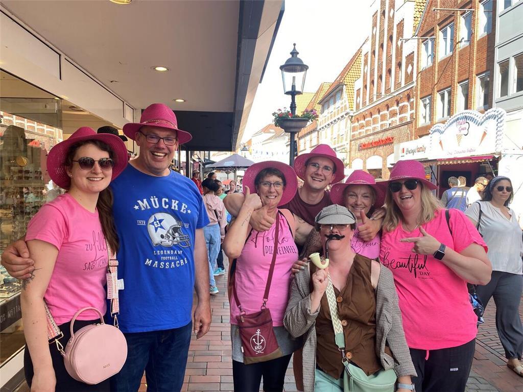 Luci Wilkens aus Schwinge feiert ihren Junggesellin-Abschied auf der Buxtehduer ...