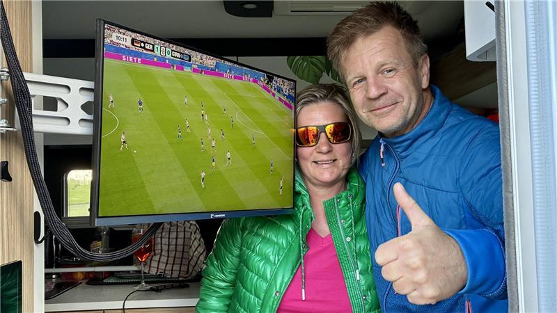 Wo ist die WM-Euphorie? Ein Streifzug durch den Kreis Stade nach dem 7:1 Lucja und Slawomir halten auf dem Rückweg aus dem Norwegen-Urlaub am Lühe-Anleger an.