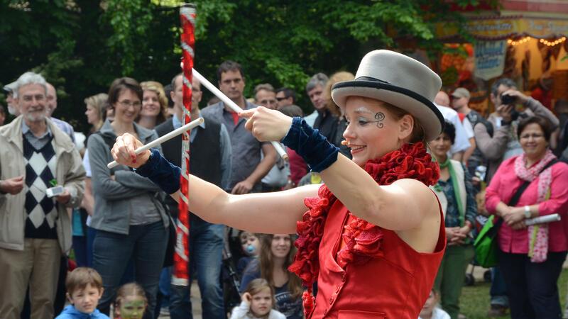 Das sind die Sommer-Highlights der Staßenkunst in der Buxtehuder Altstadt Vor einem gut gelaunten Publikum zeigt Lucy Lou ihre Jonglagekünste mit Sticks