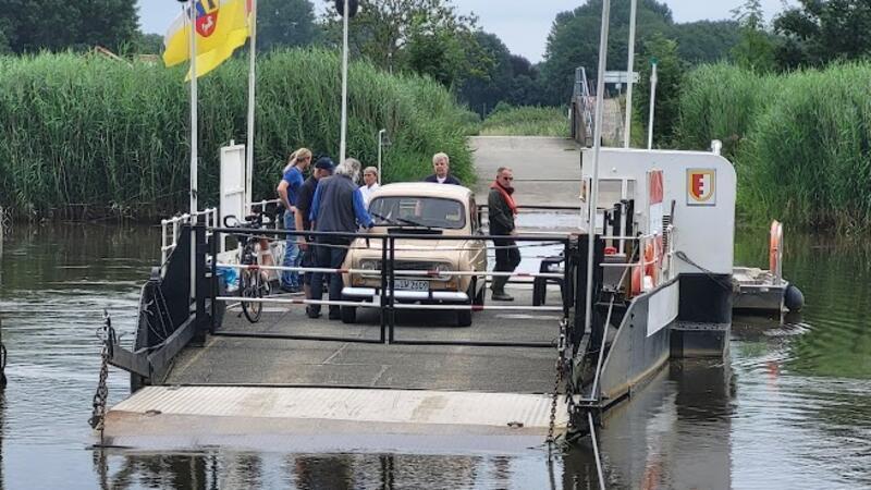 Ludger Steltenpohl (rechts) bei der Fährmannsprüfung auf der Prahmfähre.