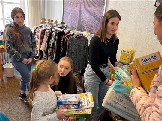 Ludmilla und Jana sind 19 und 20 Jahre alt und kommen aus Kiew. Die Ukrainerinnen unterstützen die Initiative „Stade hilft“ bei der Ausgabe von Dingen des täglichen Bedarfs in den Räumen der Diakonie. Foto: Richter