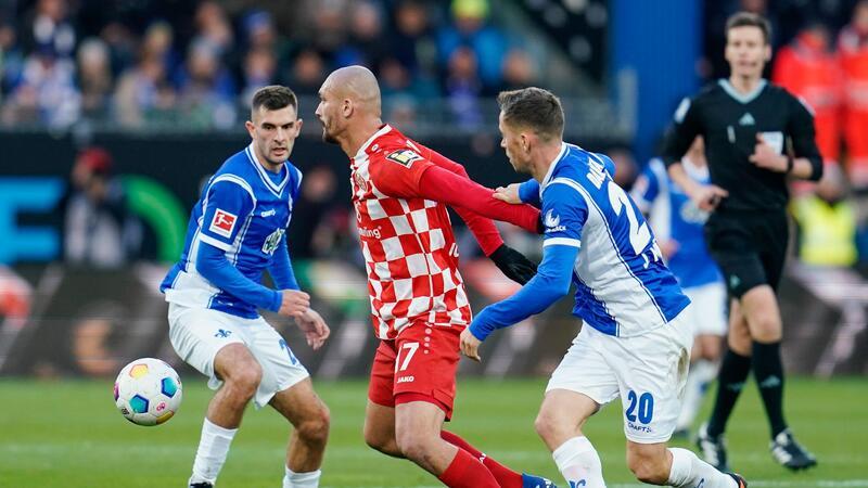 Bayern vorerst Tabellenführer - BVB verliert erneut Ludovic Ajorque (M) und seine Mainzer nehmen einen Punkt aus Darmstadt mit.