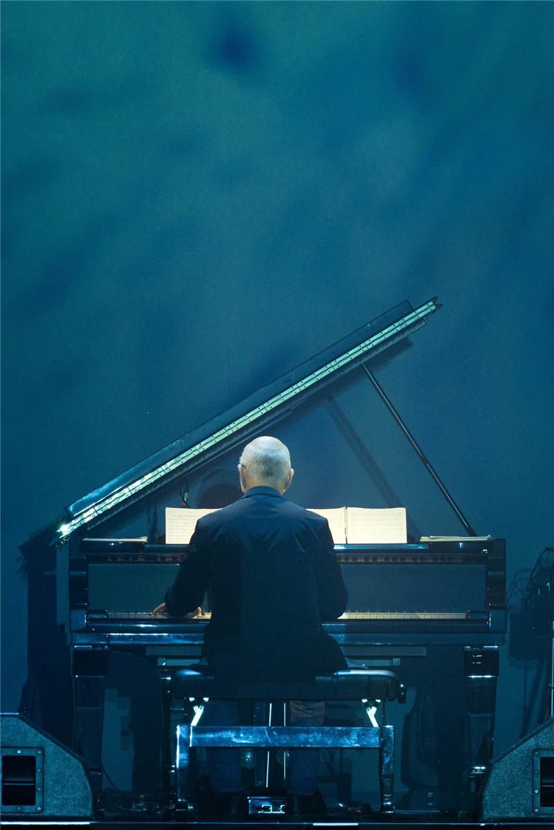 Ludovico Einaudi: der italienische Komponist und Pianist bei seinem Konzert in der Barclaycard Arena. Foto Schiffler