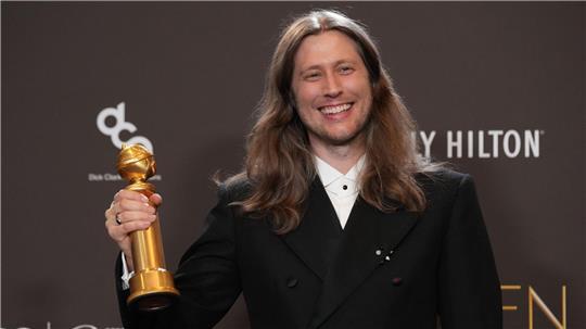 Ludwig Göransson freut sich über den Golden Globe für die beste Filmmusik. 