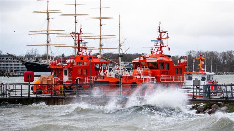 Lübeck-Travemünde: Wellen peitschen an der Lübecker Bucht gegen einen Anleger. Stürmisches Wetter sorgt für hohe Wasserstände im Norden.