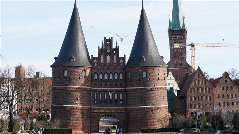Zahlreiche Veranstaltungen im Norden zum Welterbetag Lübecks Altstadt ist für seine Silhouette mit den sieben Türmen und das Holstentor bekannt. (Archivbild)
