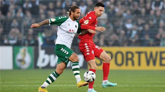 Lübecks Felix Drinkuth (l) in Aktion. Drinkuth schoss beim 5:3-Sieg gegen den MSV Duisburg ein Tor für Lübeck.