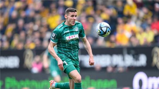 Lübecks Marius Hauptmann spielt den Ball.