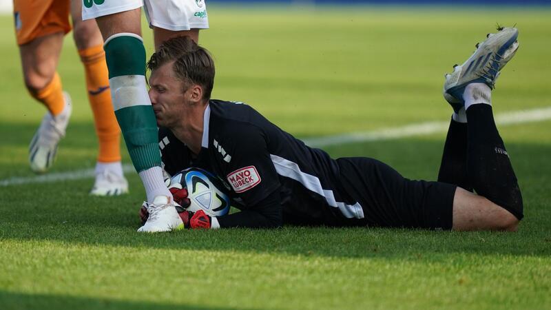 VfB Lübeck verliert auch Kellerduell in Freiburg Lübecks Torwart Philipp Klewin kollidiert mit einem eigenen Mitspieler.