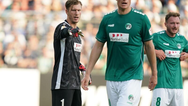 Mannheim verliert: Lübecker Abstieg noch nicht perfekt Lübecks Torwart Philipp Klewin (l) in Aktion.
