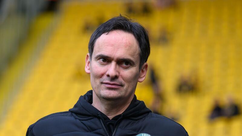 VfB Lübeck trennt sich von Trainer Schnorrenberg Lübecks Trainer Florian Schnorrenberg steht im Stadion.