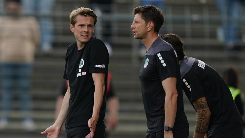 Lübecks Interimscoach mit Fokus auf Abwehr Lübecks Trainer Lukas Pfeiffer (l) steh neben Lübecks Co-Trainer Bastian Reinhardt.