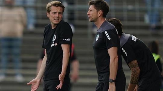 Lübecks Trainer Lukas Pfeiffer (l) steht neben Lübecks Co-Trainer Bastian Reinhardt am Spielfeldrand.