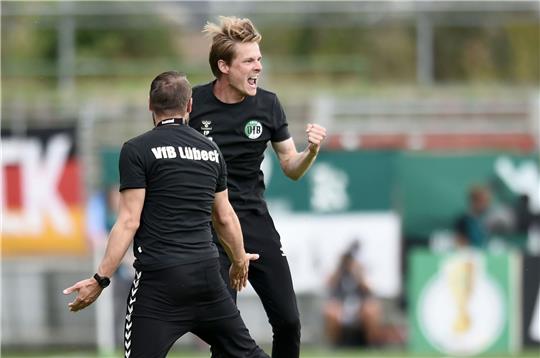 Lübecks Trainer Lukas Pfeiffer (rechts) jubelt. Foto: dpa