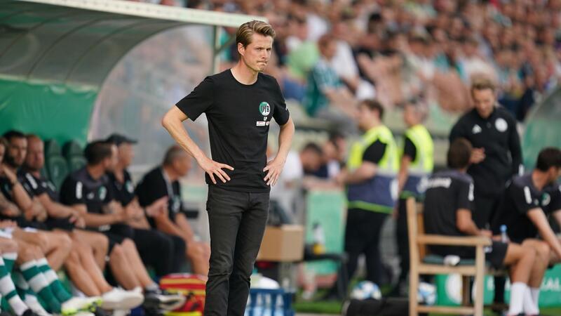 0:4 gegen Verl: Lübeck bricht in Schlussphase ein Lübecks Trainer Lukas Pfeiffer steht am Spielfeldrand.