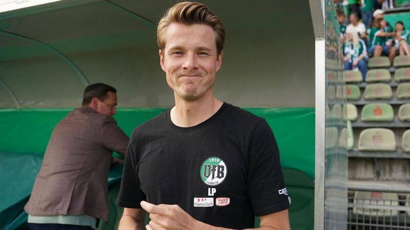 Aufholjagd kommt zu spät: Lübeck verliert gegen Unterhaching Lübecks Trainer Lukas Pfeiffer steht vor Spielbeginn am Spielfeldrand.