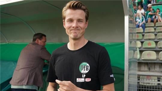 Lübecks Trainer Lukas Pfeiffer steht vor Spielbeginn am Spielfeldrand.
