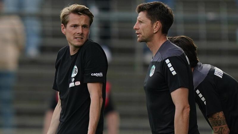 VfB Lübeck trennt sich von Pfeiffer – HSV-Kumpel übernimmt Lübecks Trainer Lukas Pfeiffer steht vor Spielbeginn am Spielfeldrand.