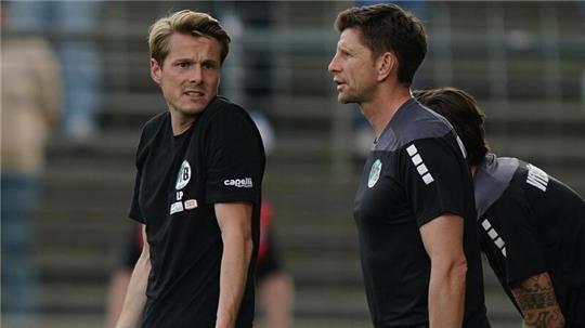 Lübecks Trainer Lukas Pfeiffer steht vor Spielbeginn am Spielfeldrand.