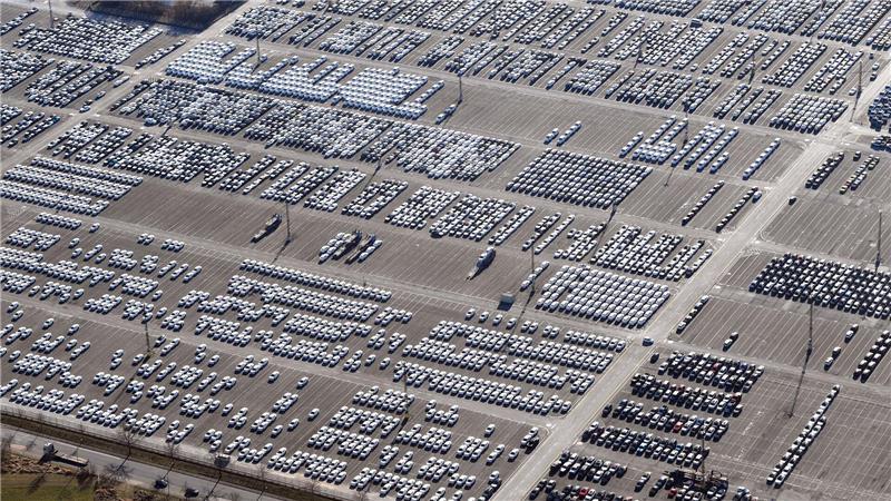 Lücken auf den Stellflächen des Autoterminals: Der rückläufige Autoumschlag belastet den GHB. 