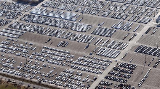 Lücken auf den Stellflächen des Autoterminals: Der rückläufige Autoumschlag belastet den GHB. 