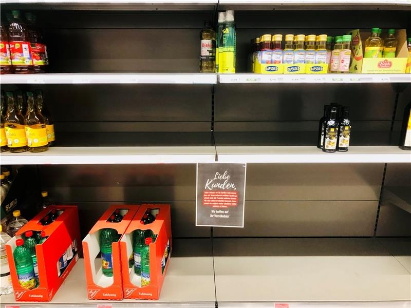 Lücken im Supermarkt-Regal aufgrund erhöhter Nachfrage: Lieferketten aber auch das Verhalten der Verbraucher sind die Ursache. Foto: Klempow