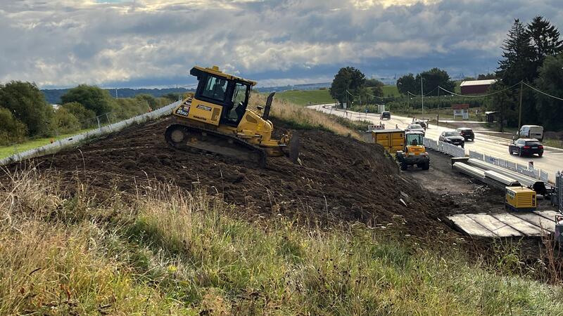 Lückenschluss vor der Sturmflutsaison: Mit einer Planierraupe wird der Elbdeich an der Kreisstraße 39 in Jork-Hinterbrack modelliert.