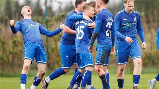 Lühe bejubelt seinen Sieg. Lars Neufang (links) traf dreifach.